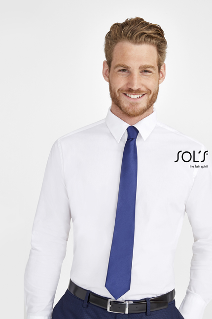 Garner - 02932ΚΟΣΤΟΥΜΙΑ / SOLSΓραβάταΠεριγραφή: Γραβάτα σε κλασική γραμμή με λεία όψη, ιδανική για να ολοκληρώσει την επαγγελματική σας εμφάνιση. Το μήκος της φτάνει τα 150 εκ. και το πλάτος της είναι 7 εκ. - Σχέδιο και Χαρακτηριστικά: Αυτή η γραβάτα διαθέτει κομψό σχέδιο και είναι κατασκευασμένη από σατέν 100% πολυέστερ, προσφέροντας μια απαλή και γυαλιστερή εμφάνιση. Είναι ιδανική για επαγγελματικές περιστάσεις όπως γάμοι ή επίσημες συναντήσεις. Η εφαρμογή της είναι σωστή, διασφαλίζοντας ότι θα σας συνοδεύει με στυλ και άνεση. - Εφαρμογή ως Επαγγελματική Ένδυση: Ιδανική για εργαζόμενους που απαιτούν κομψότητα και επαγγελματισμό, όπως στη διοίκηση, στη φιλοξενία ή σε επίσημα events. - Υλικό και Άνεση: Κατασκευασμένη από ποιό υφάσματα, αυτή η γραβάτα εξασφαλίζει την ανθεκτικότητα και την άνεση στη χρήση, ιδανική για πολύωρες εμφανίσεις χωρίς να χάνει την καλή της κατάσταση. - Δυνατότητα Προσαρμογής: Διαθέσιμη για εκτυπώσεις λογότυπου ή μηνύματος του πελάτη, προσφέροντας την δυνατότητα για μοναδικές εξατομικεύσεις στην επαγγελματική σας ένδυση. - Διαθέσιμη σε διάφορα χρώματα, προσαρμόζεται απόλυτα στις απαιτήσεις κάθε επιχείρησης.